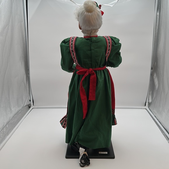 Holiday Creations Mrs. Claus Animated Lighted Christmas Holiday Decoration. - Picture 4 of 17